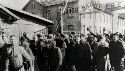 “El trabajo libera” y 30 tiranos: el recibimiento a los primeros prisioneros en Auschwitz, el mayor campo de exterminio nazi