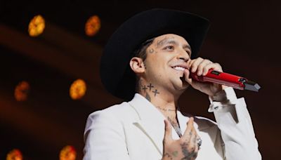 Christian Nodal viaja con uno de los amores de su vida en avión privado ¡y no es Ángela!