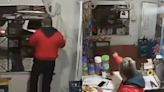 Video: un kiosquero ahuyentó a tiros a tres delincuentes que asaltaron a uno de sus clientes