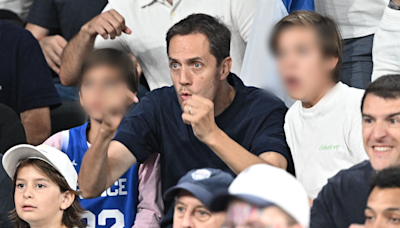 Grand Corps Malade tendu avec ses deux fils, Thomas Pesquet avec sa compagne Anne... Ils ont soutenu les basketteurs français