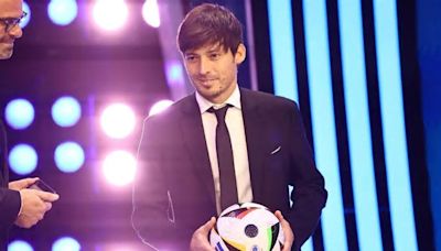 David Silva recibe homenaje en la Real Sociedad tras superar desencuentros