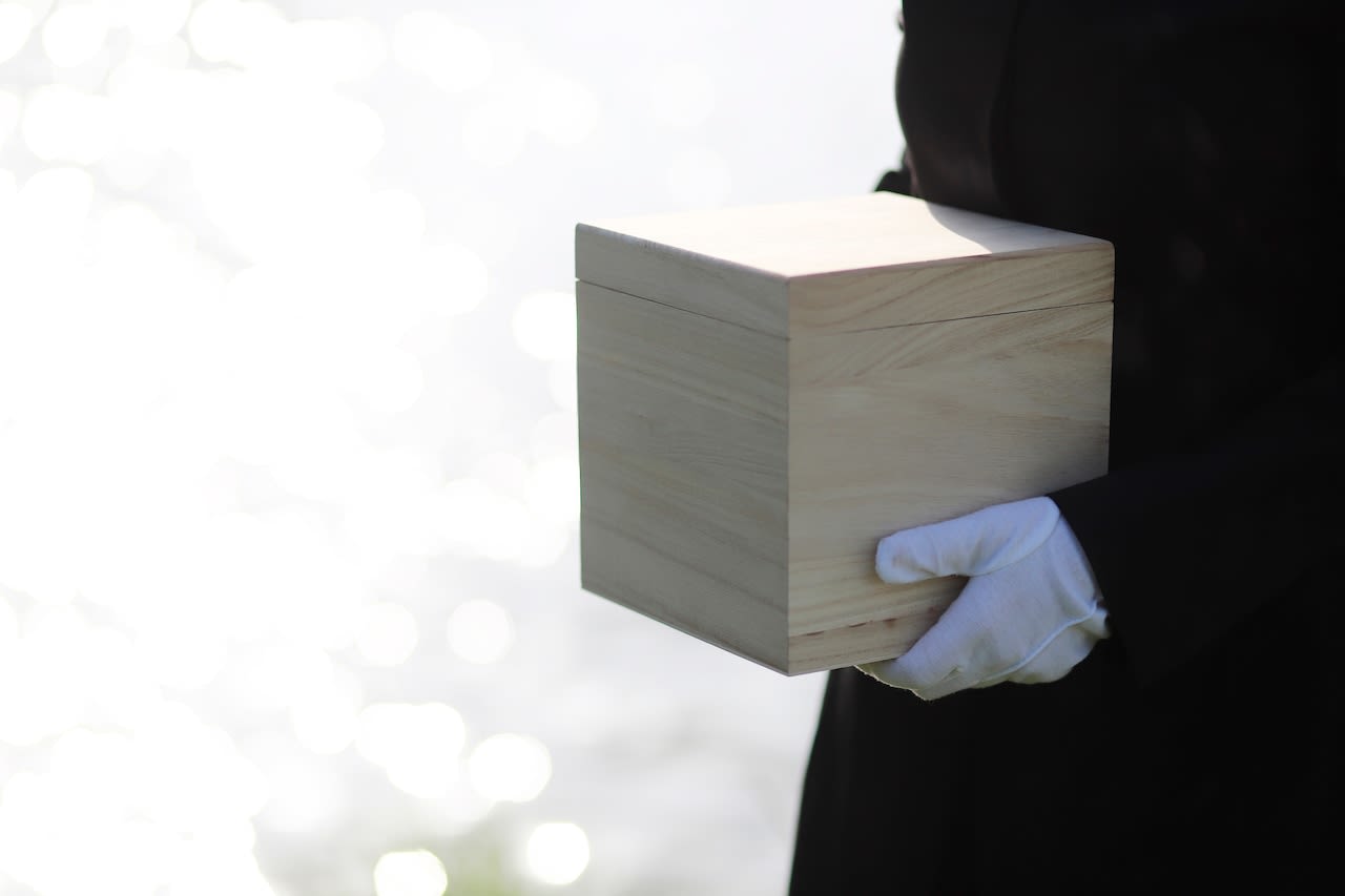 Dear Annie: I don’t know what to do with my mother’s ashes