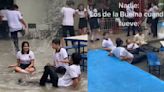 Viva México: estudiantes de Sinaloa usan su escuela inundada como parque acuático