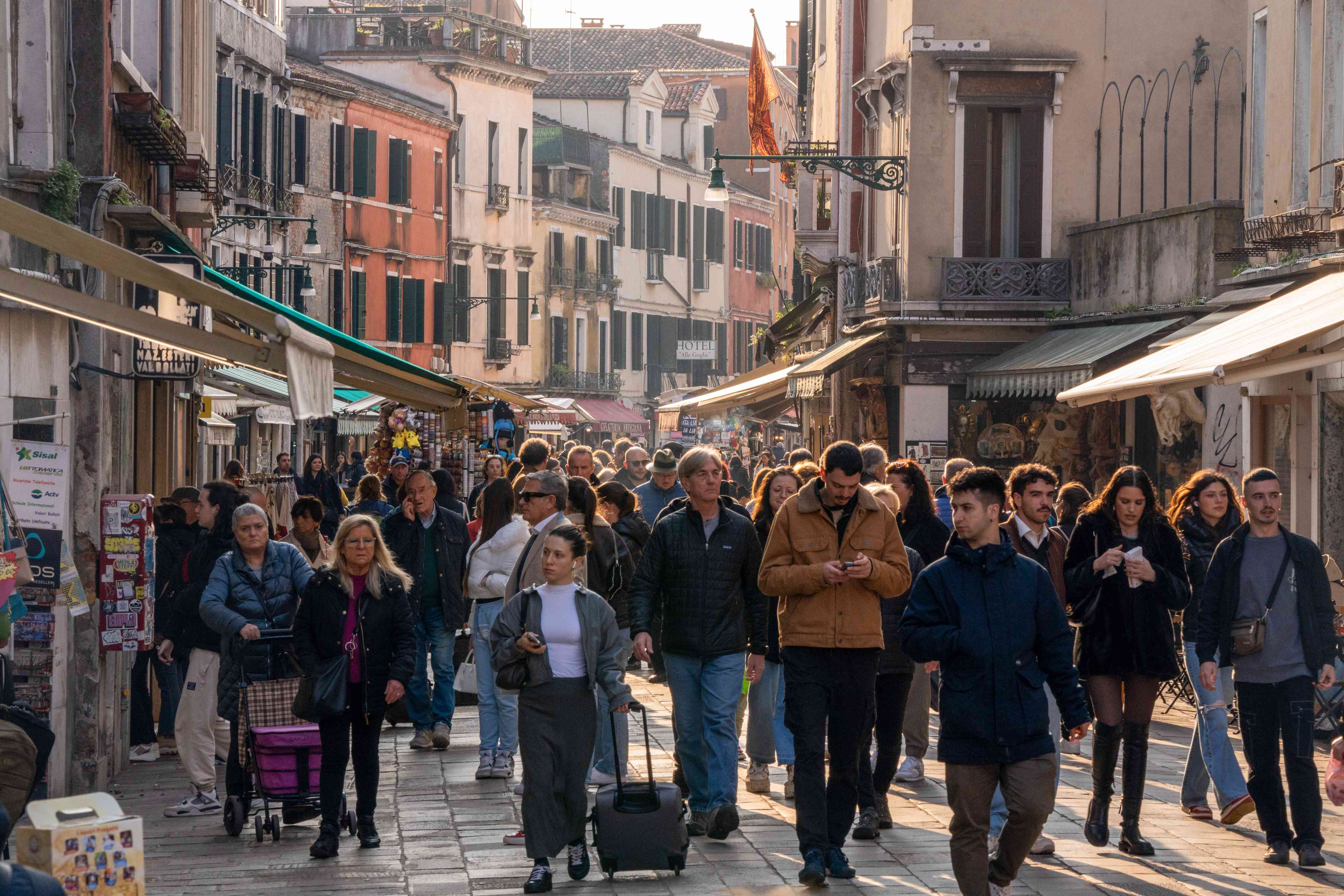 Travelers Should Be Extra Mindful of Pickpockets in These European Countries, Study Shows