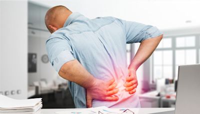 老是「腰痠背痛」？竟可能是「僵直性脊椎炎」！醫師解析僵直性脊椎炎的「5大徵兆+5種舒緩方式」