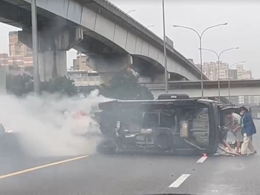 影/颱風天失控？國道1號康寧交流道「休旅車翻覆」 民眾抬出受困男子