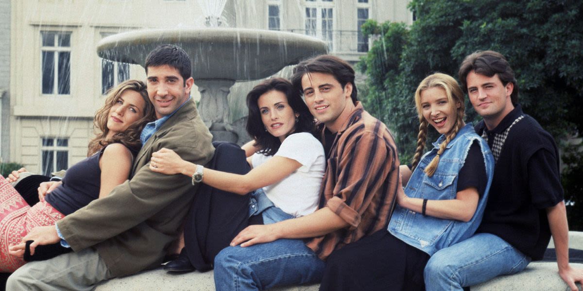 Lisa Kudrow Shares The Real Reason Everyone Is Laughing In The 'Friends' Intro