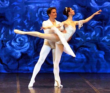 Ballet de San Petersburgo encanta con “El lago de los cisnes”