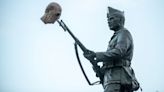 Colocan una cabeza de Franco en la estatua de la Legión de Almeida: "A los asesinados por el colonialismo español"