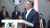 “El PRI está firme y de pie”, dice “Alito” Moreno en su registro para dirigir el partido… y señala a “traidores”