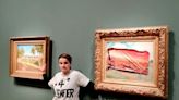 Francia: arrestaron a una activista por pegar un cartel sobre un cuadro de Monet en París