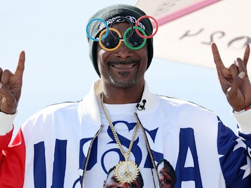 Snoop Dogg se destaca com looks estilosos e personalizados nas Olimpíadas