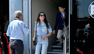 Carlota Casiraghi pasea en el paddok del GP de Fórmula 1 rodeada de celebrities