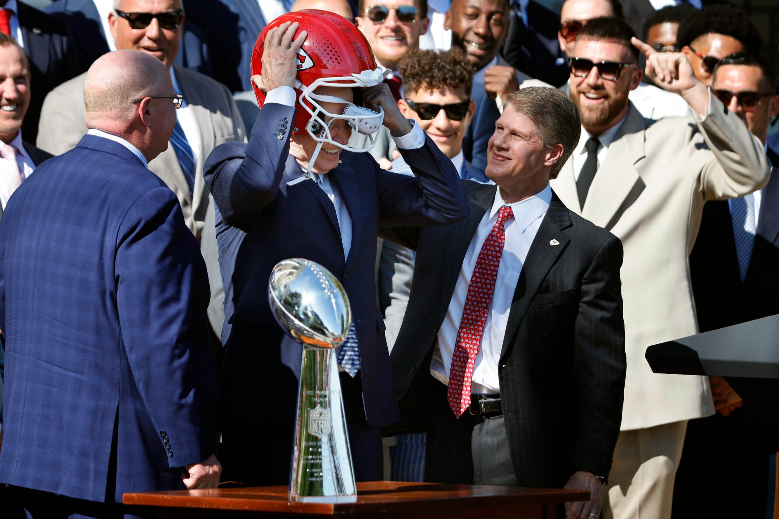 Patrick Mahomes plays tour guide, Chiefs have fun with President Biden in return to White House