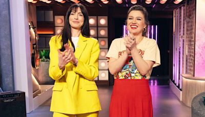 Watch Kelly Clarkson Fail to Recognize Her Own Song in Battle Against Anne Hathaway — Again!