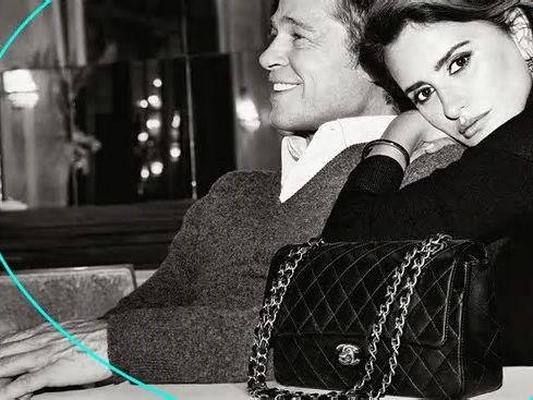 Brad Pitt y Penélope Cruz juntos en la campaña del bolso más icónico de Chanel