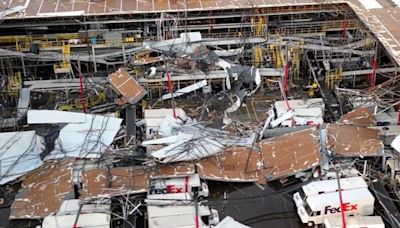 Tornado en Michigan atrapa a 50 empleados y la imagen es viral