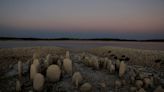 Sequía en Europa deja al descubierto piedras antiguas y barcos de la Segunda Guerra Mundial