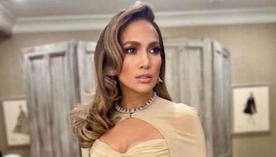 Jennifer Lopez se apodera de Nueva York con el vestido con corsé drapeado que favorece siempre