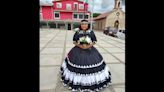 Quinceañera celebra con vestido inspirado en cultura rarámuri