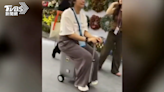 日本首例！陸女「電動行李箱」騎上人行道 最高可判刑3年