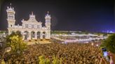 Las 212.000 bombillas de la Feria de Abril ya alumbran un recinto abarrotado