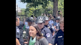 AOC y otros legisladores son arrestados frente a la Corte Suprema durante protesta por el derecho al aborto