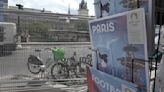 "Comme des animaux en cage": les Parisiens agacés par les barrières installées pour les JO