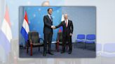 Fact Check: A Pic Shows Dutch Prime Minister Mark Rutte Seemingly Towering Over Putin