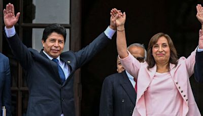 La presidenta Dina Boluarte le sigue los pasos a su antecesor Pedro Castillo