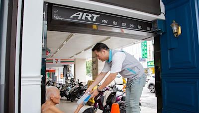 竹市啟動高溫關懷機制 邱臣遠代理市長關懷街友、發放避暑物資預防熱傷害