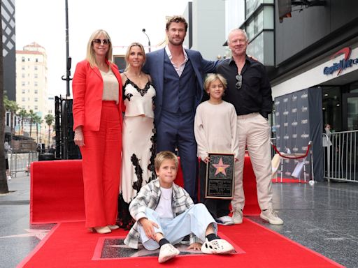 Chris Hemsworth le dedica su estrella en el Paseo de la Fama a sus padres, sus hijos y Elsa Pataky: “Puso sus sueños de lado por apoyar los míos”