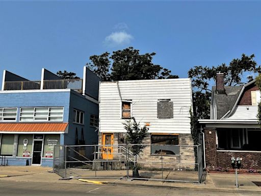 What's happening with the collapsing building on Walnut Street in Bloomington?