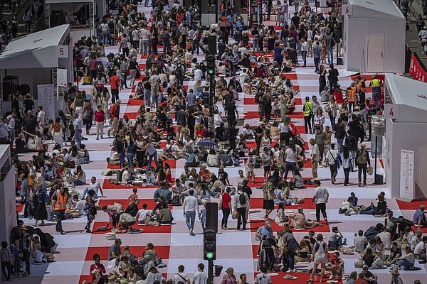 Paris' traffic-clogged Champs-Elysees turned into a mass picnic blanket for an unusual meal | Chattanooga Times Free Press