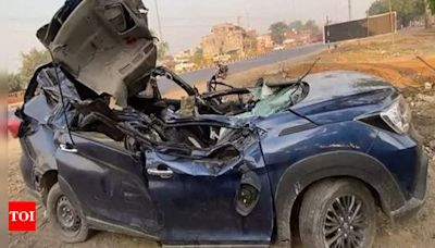 6 killed in car collision on Delhi-Lucknow Highway | Lucknow News - Times of India