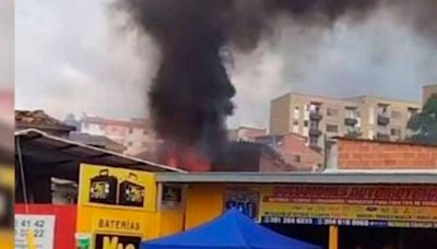 Incendio en almacén causó pánico por gigante columna de humo negro; un menor quedó herido