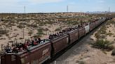 Cientos de migrantes quedan varados en tren de carga conocido como "La Bestia", al norte de México