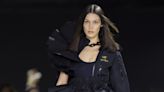 El vestido "spray" de Bella Hadid y los momentos míticos de la moda en 2022