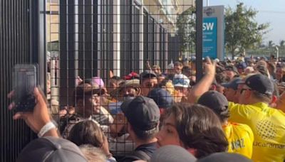 Policías retoman control y detienen a fanáticos que ingresaron sin entradas al estadio