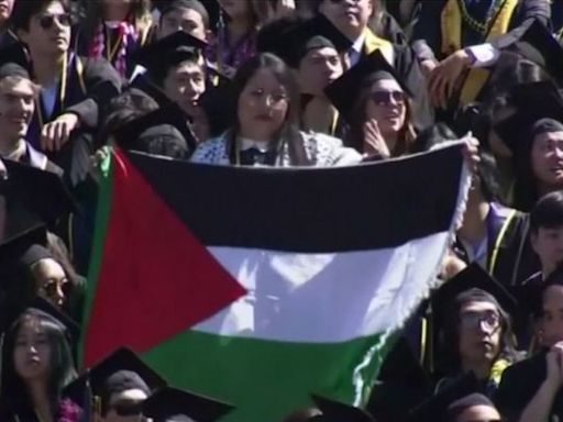 Las protestas propalestinas se cuelan en la ceremonia de graduación en Berkeley, EEUU