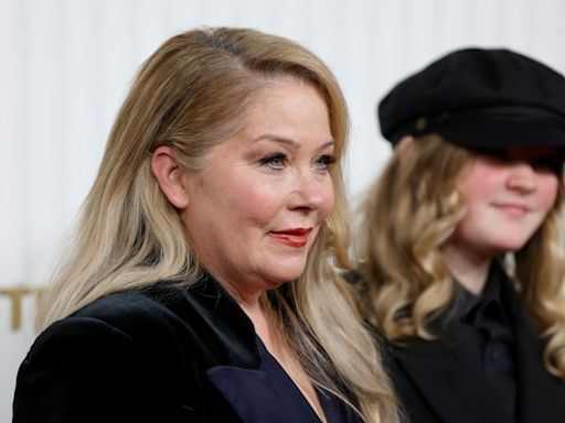 Christina Applegate se enfrenta a otro golpe con el diagnóstico de una enfermedad crónica a su hija de 13 años: "No lo vi en casa"