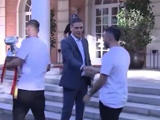 El ‘no saludo’ de Dani Carvajal y Joselu a Pedro Sánchez