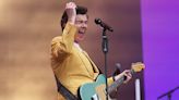 Rick Astley cambia la letra de su éxito 'Never Gonna Give You Up' para concienciar sobre la pérdida de audición