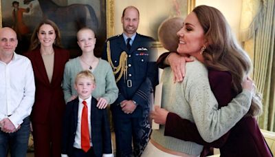 Kate Middleton reaparece con una emotiva imagen abrazando a una joven con cáncer: "Estoy contigo"