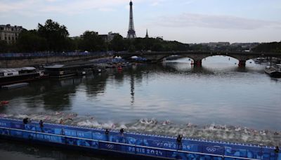 El triatlón femenino en marcha por las aguas del Sena