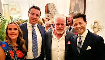 El actor Ron Perlman celebra su 74 cumpleaños en una fiesta privada en Sevilla la Noche del 'Pescaíto'