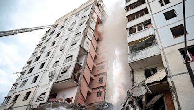 轟！俄控烏彈攻擊邊境城市 公寓坍塌瞬間曝光
