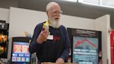 David Letterman Surprises Shoppers by Bagging Groceries at Iowa Supermarket