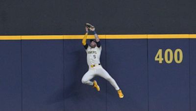 Brewers capitalize on Braves' mistakes to win opener