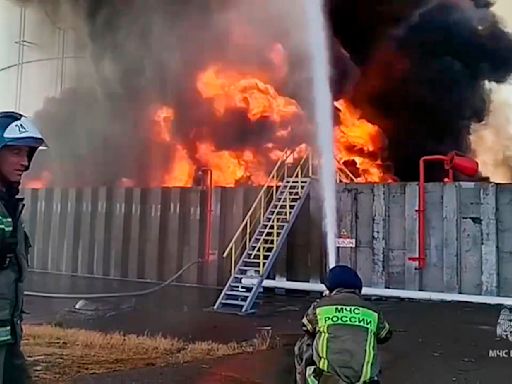 Ucrania dice haber provocado con drones un gran incendio en una instalación petrolera rusa